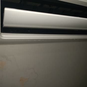 Klimadan Sürekli Su Akıyor, Yetkili Servis Çözüm Sunmuyor Mağdurum