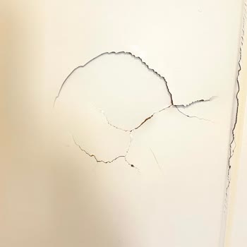 Armut Boyacı Sinirlenip Kapıyı Kırdı, Zararımı Kim Karşılayacak?