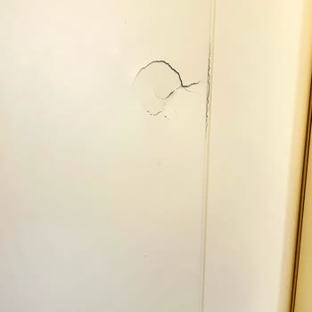 Armut Boyacı Sinirlenip Kapıyı Kırdı, Zararımı Kim Karşılayacak?