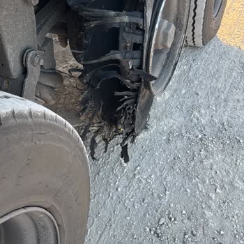 Sıfır Alınan Lassa Lastik 6 Ayda Parçalara Ayrıldı Can Güvenliğim Tehlikeye Girdi