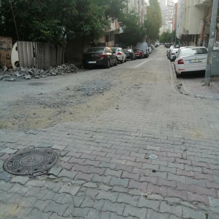 Rögar Çalışması Sonrası Bozuk Yol Çocuklar İçin Tehlike Oluşturuyor
