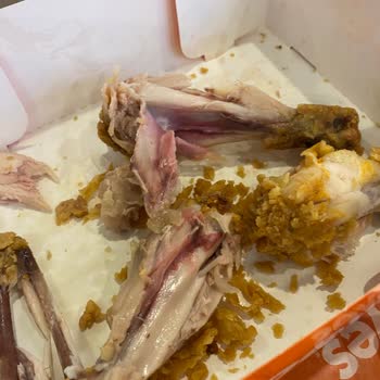 Popeyes’ta Kanlı Tavuk Ve İlgisiz Çalışanlar Nedeniyle Hayal Kırıklığı