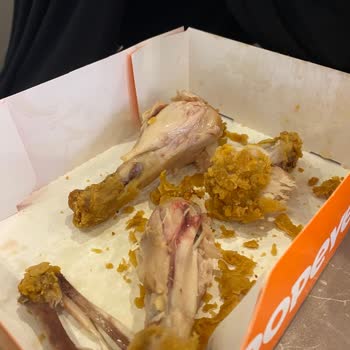 Popeyes’ta Kanlı Tavuk Ve İlgisiz Çalışanlar Nedeniyle Hayal Kırıklığı