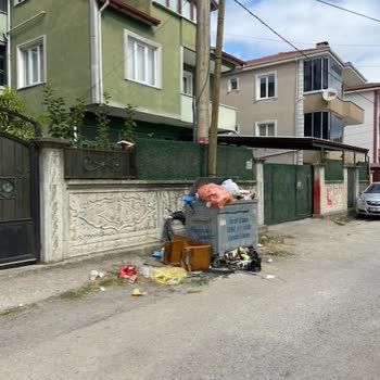 Aylarca Çözülmeyen Çöp Sorunu Ve Kötü Koku Şikayeti