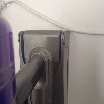 I Face Charging Failure with Dyson V15 Absolute Vacuum After Minimal Use