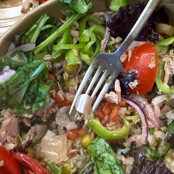 Yemeksepeti Salatamdan Takma Tırnak Çıktı, Hijyen Ve İletişim Sorunu Yaşadım