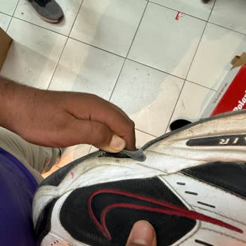 Nike Ayakkabının Tabanı Kısa Sürede Açıldı, Mağaza Sorumluluk Almadı