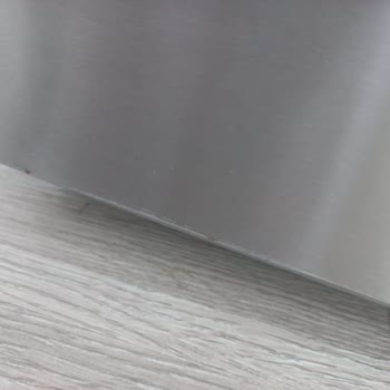 Buzdolabında Paslanma Ve Renk Atması Sonrası İki Firma Da Sorumluluk Almıyor