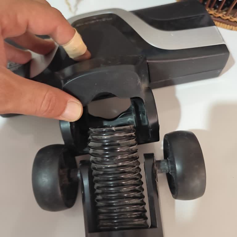 Az Kullanılan Rowenta Süpürgenin Hortumu Kısa Sürede Yırtıldı, Destek Bekliyorum