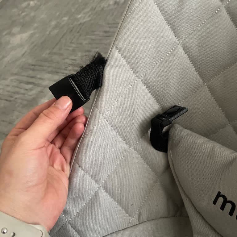 Bebek Ana Kucağında Emniyet Kemeri Sürekli Sökülüyor, Güvenlik Endişesi!