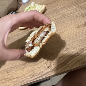 Burger King'den Gelen Sert Ve Bayat Tavuk Çocuklarımı Mağdur Etti