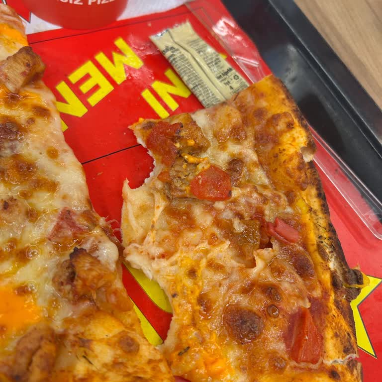 Elektrik Yok Çiğ Pizza Kötü İçecek Ve Eksik Hizmetle Hayal Kırıklığı