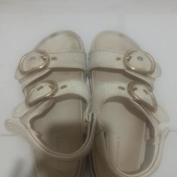 Stradivarius Sandaletin Tabanı 5 Kez Giyince Parçalandı