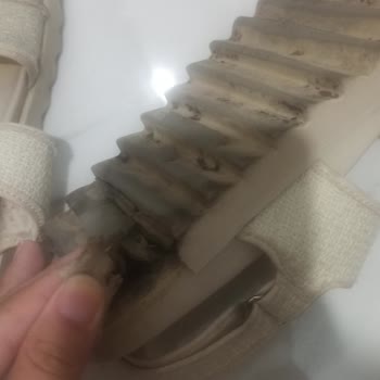 Stradivarius Sandaletin Tabanı 5 Kez Giyince Parçalandı