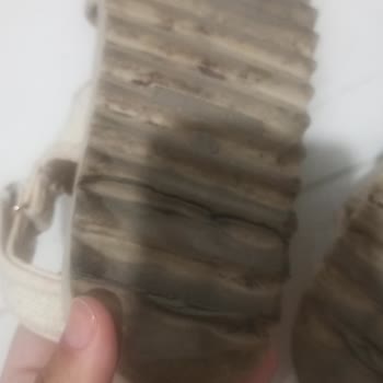 Stradivarius Sandaletin Tabanı 5 Kez Giyince Parçalandı