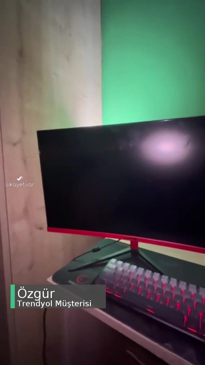 Trendyol Bir Anda Kendi Kendine Kırılan Monitör! videonun kapak resmi