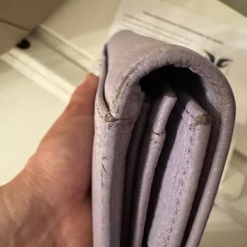 Garanti Kapsamında Satılan Cüzdanın Derisi Soyuldu, Kullanıcı Hatası Denildi