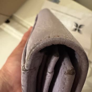 Garanti Kapsamında Satılan Cüzdanın Derisi Soyuldu, Kullanıcı Hatası Denildi