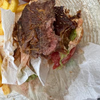 Eksik Pişmiş Hamburger Ve Yetersiz Müşteri İlgisi