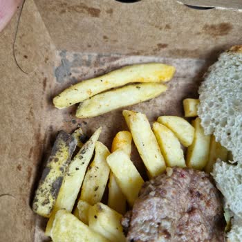 Köfteci Yusuf'ta Paketlenen Yemeklerin Altı Çamurlu Çıktı, Hijyen Sorunu Yaşadık