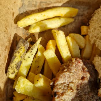 Köfteci Yusuf'ta Paketlenen Yemeklerin Altı Çamurlu Çıktı, Hijyen Sorunu Yaşadık