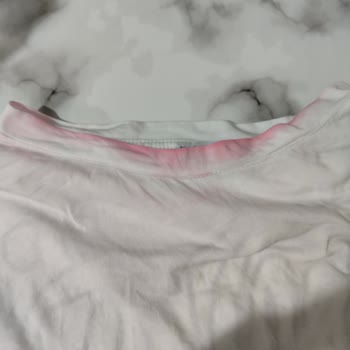 Beyaz Tişörtüm Ace Çamaşır Suyu Sonrası Pembe Oldu Etikette Uyarı Yoktu