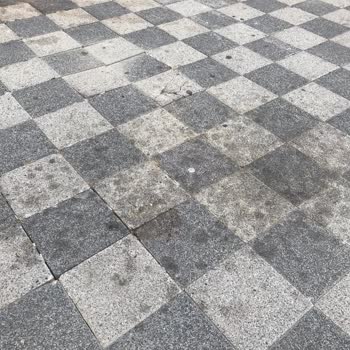 Migros Girişindeki Tehlikeli Parke Taşları Ve İlgisizlik