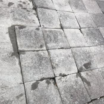 Migros Girişindeki Tehlikeli Parke Taşları Ve İlgisizlik