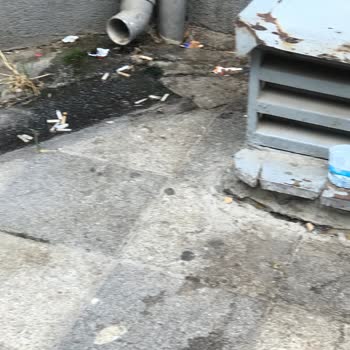 Migros Girişindeki Tehlikeli Parke Taşları Ve İlgisizlik