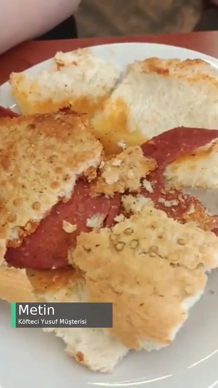 Köfteci Yusuf Video Görüldüğü Gibi Paramparça Ekmek İle Tost Yapıp Servis Ettiler! videonun kapak resmi
