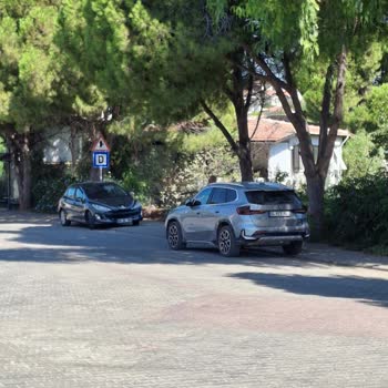 Datçada Kaldırıma Park Edilen Araçlar Yayalara Engel Oluyor