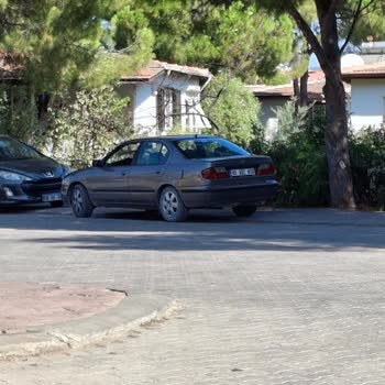 Datçada Kaldırıma Park Edilen Araçlar Yayalara Engel Oluyor