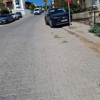 Datçada Kaldırıma Park Edilen Araçlar Yayalara Engel Oluyor