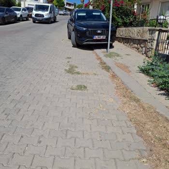 Datçada Kaldırıma Park Edilen Araçlar Yayalara Engel Oluyor