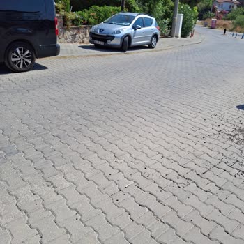 Datçada Kaldırıma Park Edilen Araçlar Yayalara Engel Oluyor