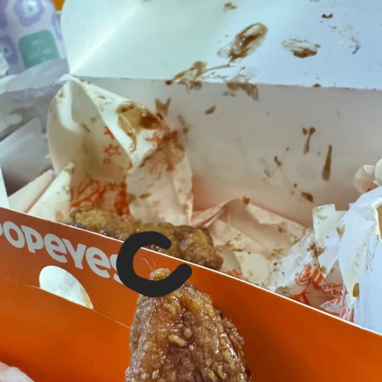 Popeyes Şubesinde Tavuktan Tüy Çıkması Ve İlgisiz Yaklaşım