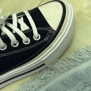 Kısa Sürede Sararan Converse Ayakkabıya Çözüm Sunulmadı
