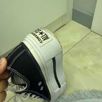 Kısa Sürede Sararan Converse Ayakkabıya Çözüm Sunulmadı