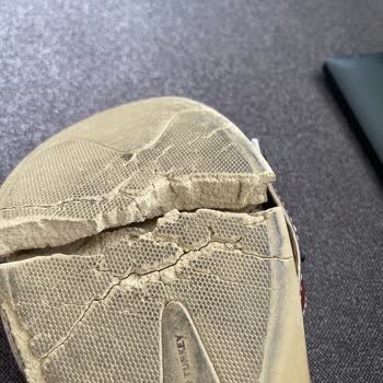 Ceyo Terliklerin Kısa Sürede Yırtılması Hayal Kırıklığı Yarattı