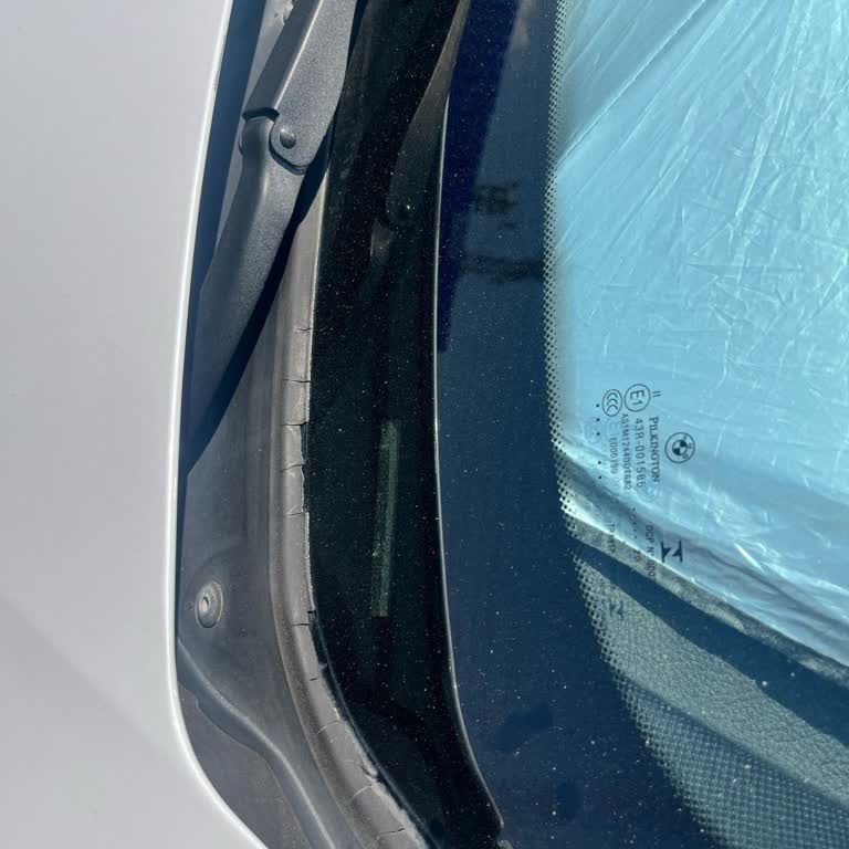 BMW F30 Ön Cam Alt Çıtasında Beklenmedik Deformasyon