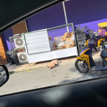 Getir Dağıtım Noktasında Süregelen Çevre Kirliliği Ve Düzensizlik