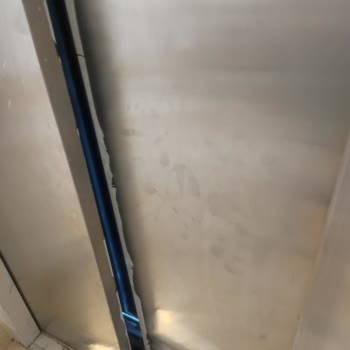 Vestel Teknik Servisi Asansör Kapısını Kırdı, Sorumluluk Almadı