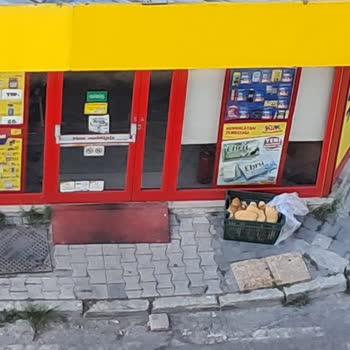 Şok Market Önünde Hijyen Sorunu Ve Ekmeklerin Korunmasız Kalması