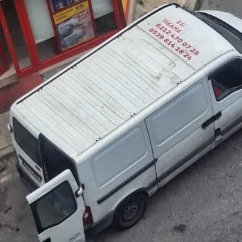 Şok Market Önünde Hijyen Sorunu Ve Ekmeklerin Korunmasız Kalması