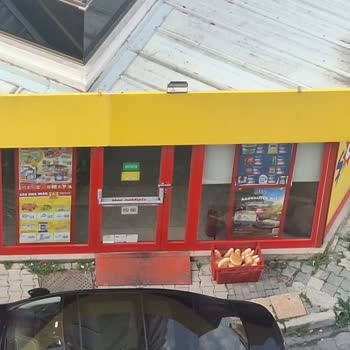 Şok Market Önünde Hijyen Sorunu Ve Ekmeklerin Korunmasız Kalması