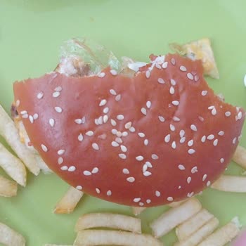 Hamburgerin İçinden Çıkan Plastik Parça Hijyen Ve Sağlık Endişesi Yarattı