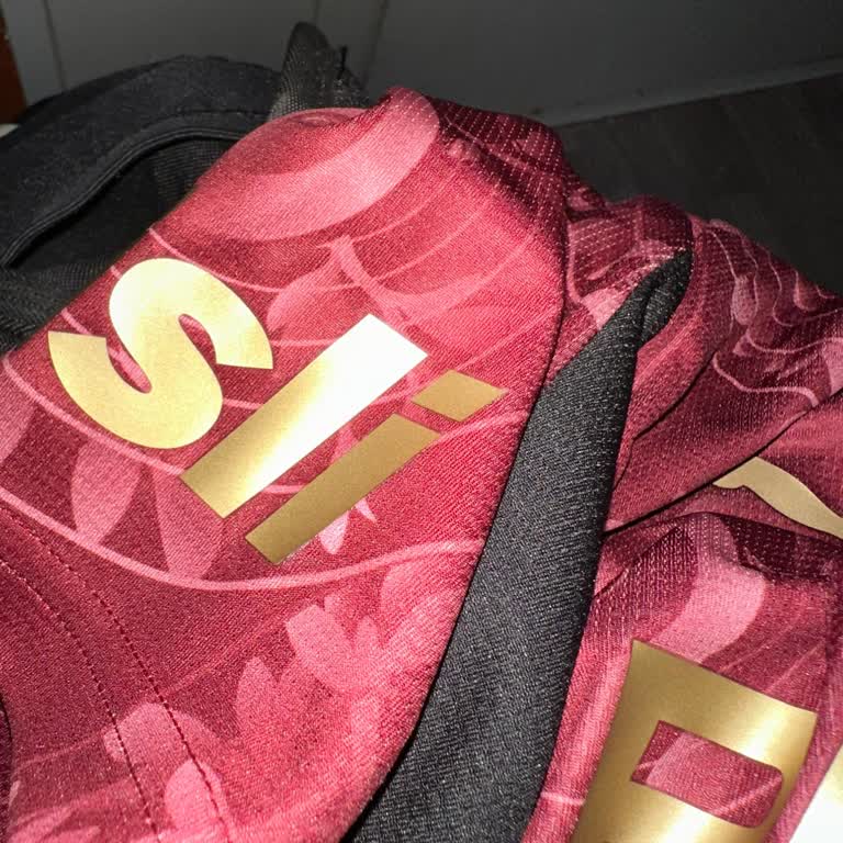 Yeni Alınan GS Store Formalarında Sponsor Yazıları Hızla Sökülüyor