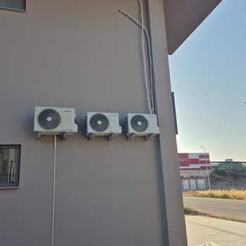 Yetkili Servis Tarafından Klimanın Hatalı Ve Estetikten Uzak Montajı