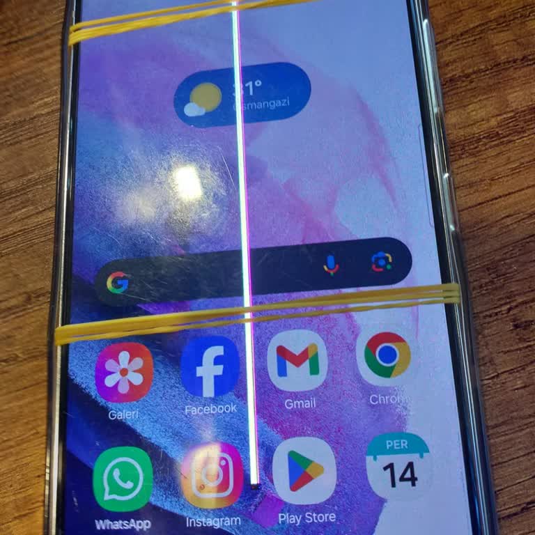 Efe İletişim Batarya Değişimi Sonrası Ekranda Oluşan Hasar Ve İlgisiz Mağaza Tutumu