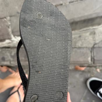 Migros’tan Alınan Terlik İlk Kullanımda Bozuldu, Çözüm Sunulmadı